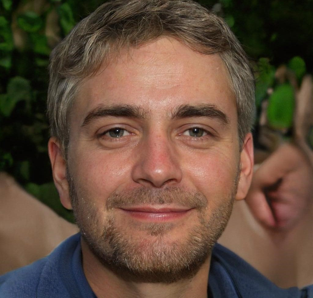 <em>José David M.</em>